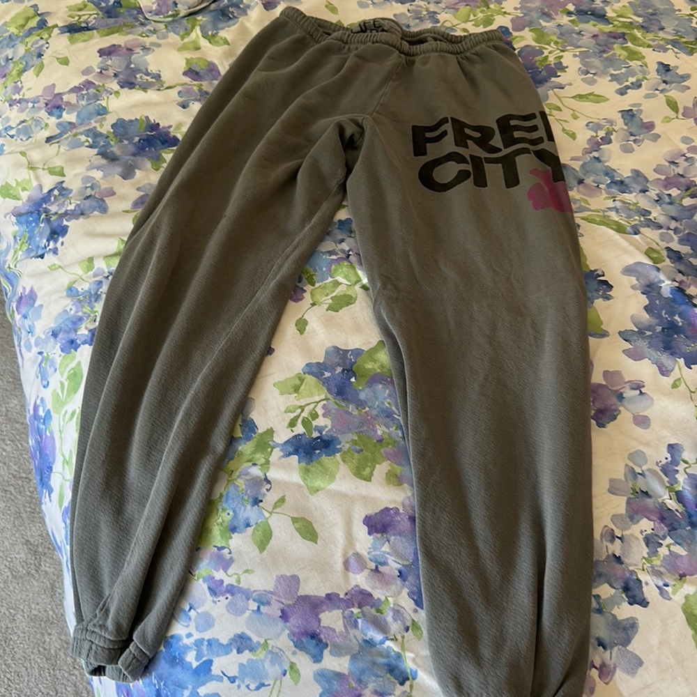 Hii. I’m selling one pair of free city’s!